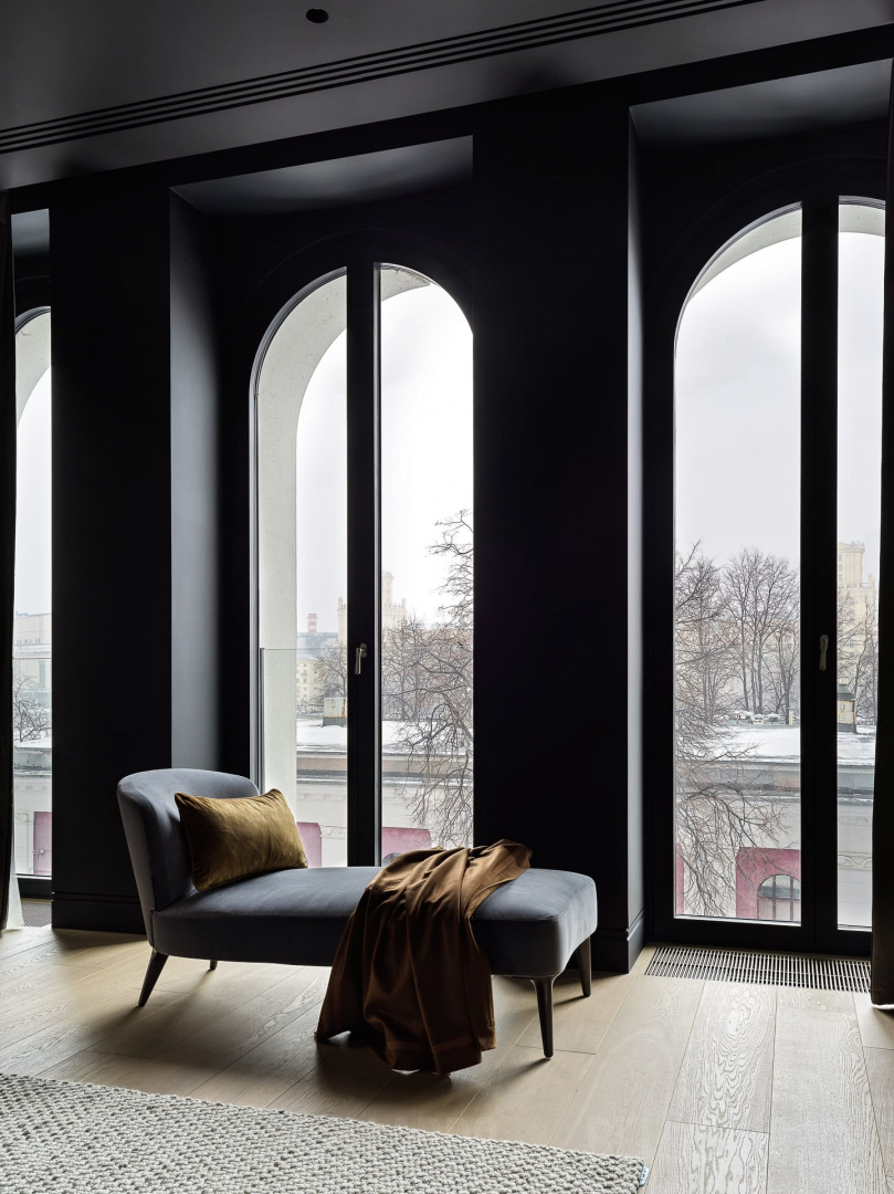 Монохромный портал в клубном доме