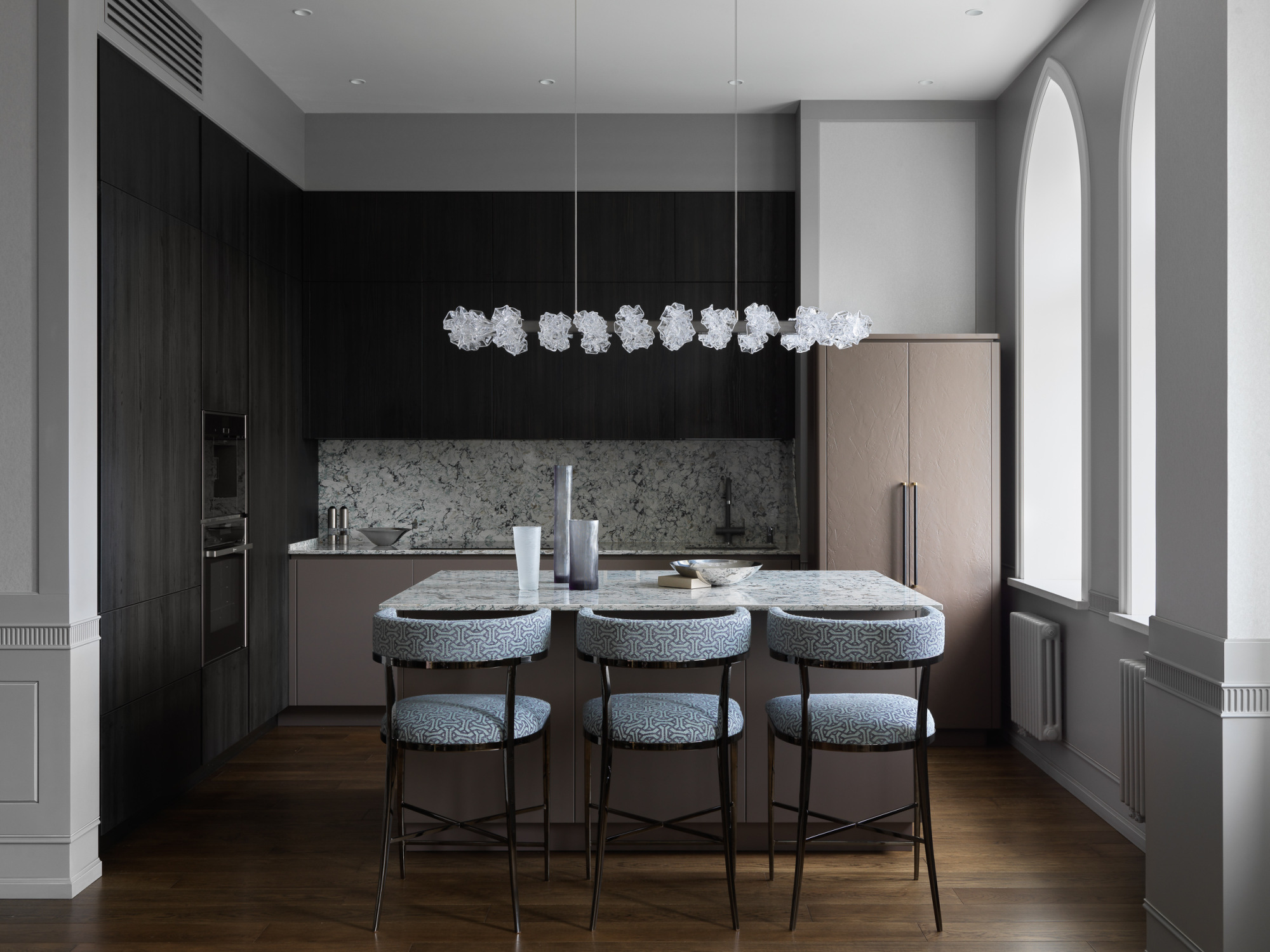 Спокойный интерьер с перчинкой