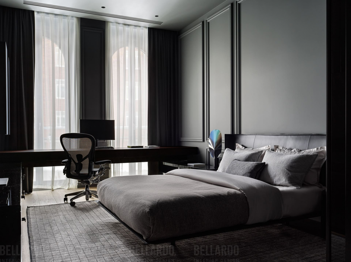 Монохромный портал в клубном доме