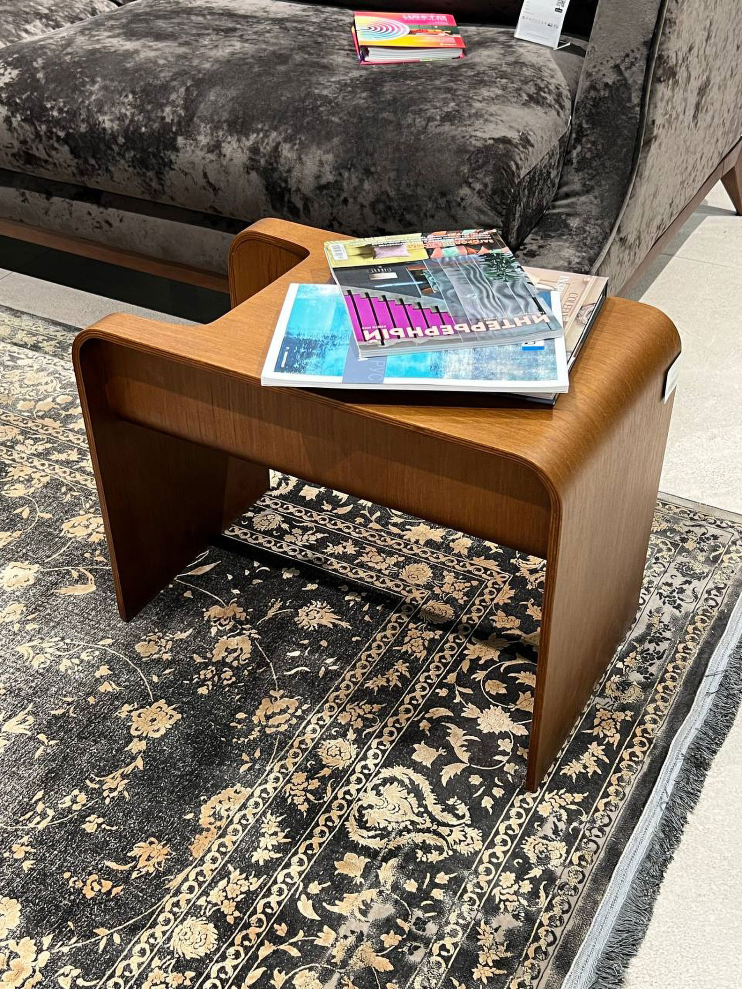 Угловой столик