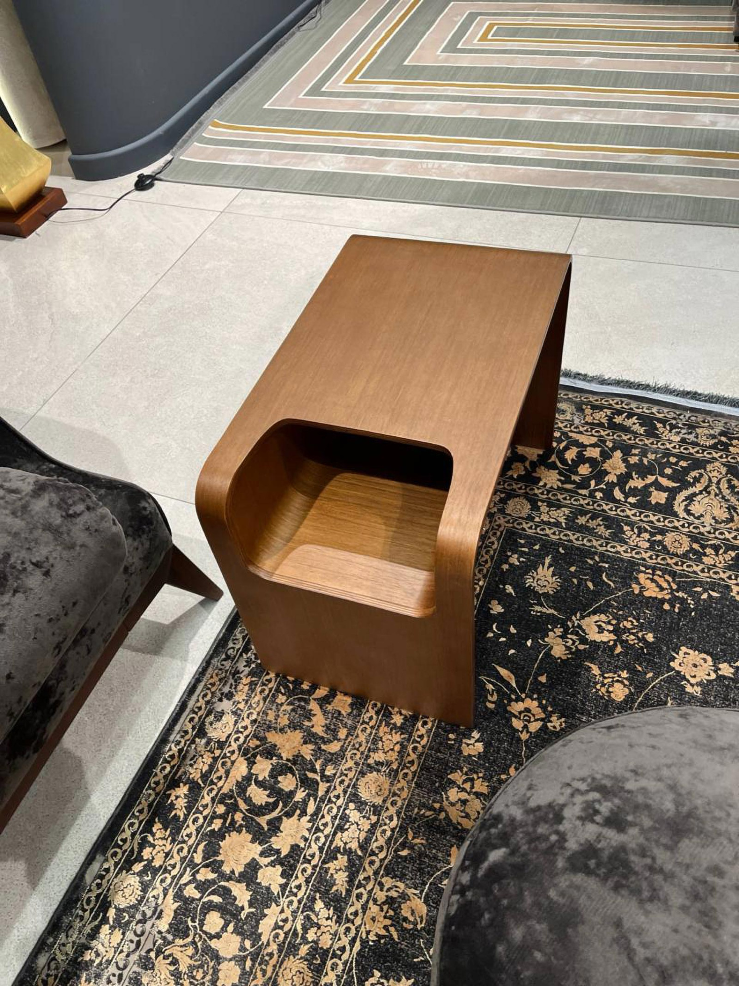 Угловой столик